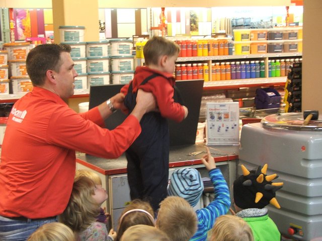 Kleine Kundschaft wird für besseres Sehen auch mal hochgehoben | Foto: Waldkindergarten Ottensen