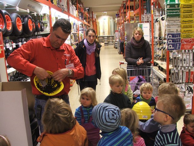 Arbeitsschutz ist wichtig: Björn Fischer stellt die Helme ein | Foto: Waldkindergarten Ottensen