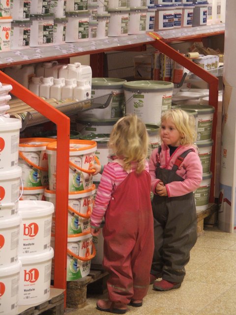 Fachgespräche in der Farbenabteilung | Foto: Waldkindergarten Ottensen