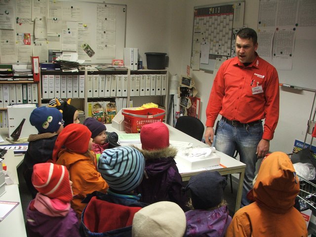 Markttleiter Björn Fischer empfängt seine Gäste im Büro | Foto: Waldkindergarten Ottensen