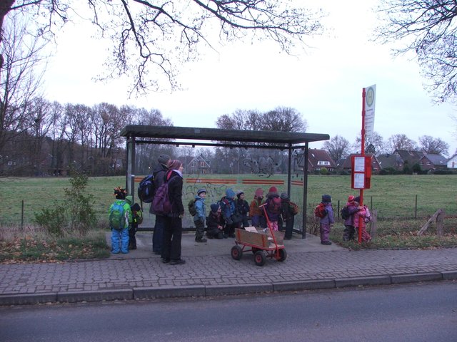 Warten auf den Bus | Foto: Waldkindergarten Ottensen