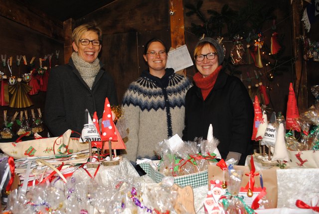 Alles selbstpoduziert von der Lebenshilfe (v.l.): Monika Müller, Svenja Weil und Bärbel Kublenz-Gabriel inmitten schöner, weihnachtlicher Dinge