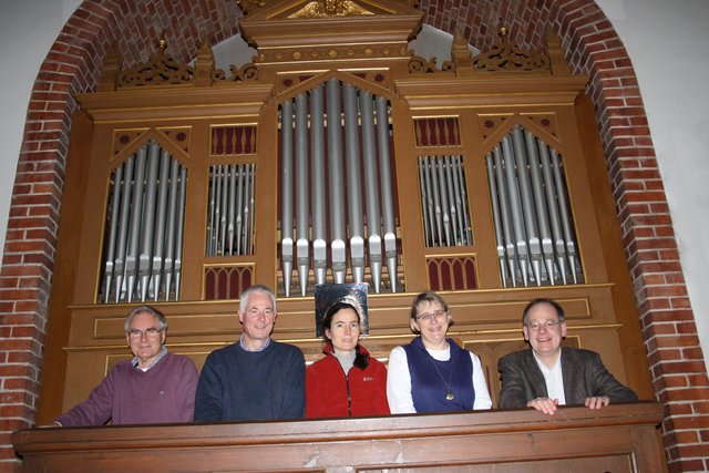 Rüdiger Graeger (v. li.), Jürgen Kopp, die Organistin Katja Protzen, Monika Bürger und Pastor Christoph Schoon engagieren sich für die Restaurierung der Orgel