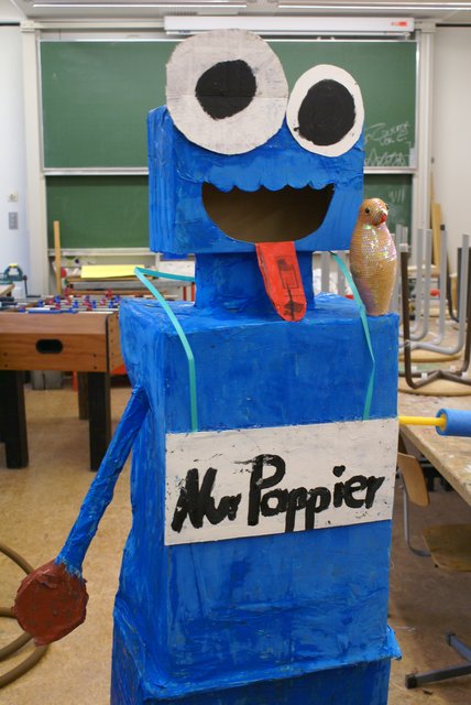 Aus dem Unrat bauten die Sechstklässler ein "Müllmonster" | Foto: oh
