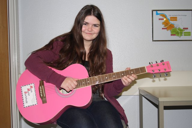 Sie hatte früher Gitarrenunterricht und will jetzt wieder anfangen: Stefanie Hinz aus Neu Wulmstorf spielt auf der Westerngitarre vom Musik Markt Buxtehude