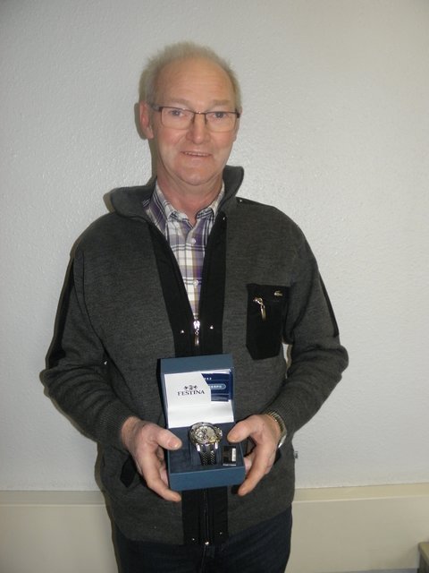 Karl-Heinz Strey aus Buxtehude liest die Zeit ab sofort auf der Herrenuhr ab, die Juwelier Wedel mit Sitz in Harsefeld, Stade und Horneburg gespendet hat | Foto: Mirko Burfeindt