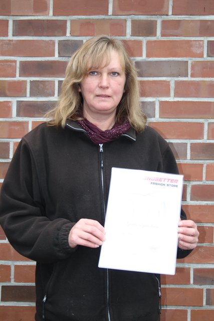 Karin Köster aus Ohrensen freut sich über den Modegutschein, den sie im „Trendsetter“ in Harsefeld einlösen kann