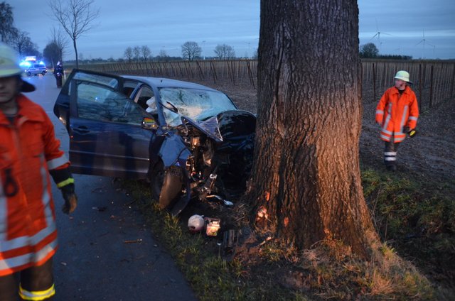 Der Fahrer wurde lebensgefährlich verletzt aus dem Wrack geborgen | Foto: Polizei