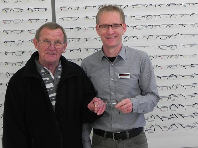 Augenoptikermeister Andreas Schier vom Kodak Brillen Outlet überreicht Gewinner Gerhard Liedtke aus Jork eine hochwertige Gleitsichtbrille | Foto: Udo Dingfeld