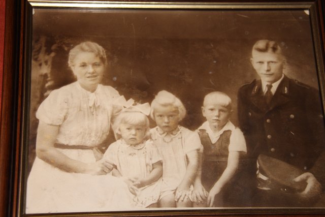 Ein Bild aus glücklichen Familientagen: Erna Kugis und ihr Mann Erich mit den Kindern Christel, Helga und Heinz (v. li.)