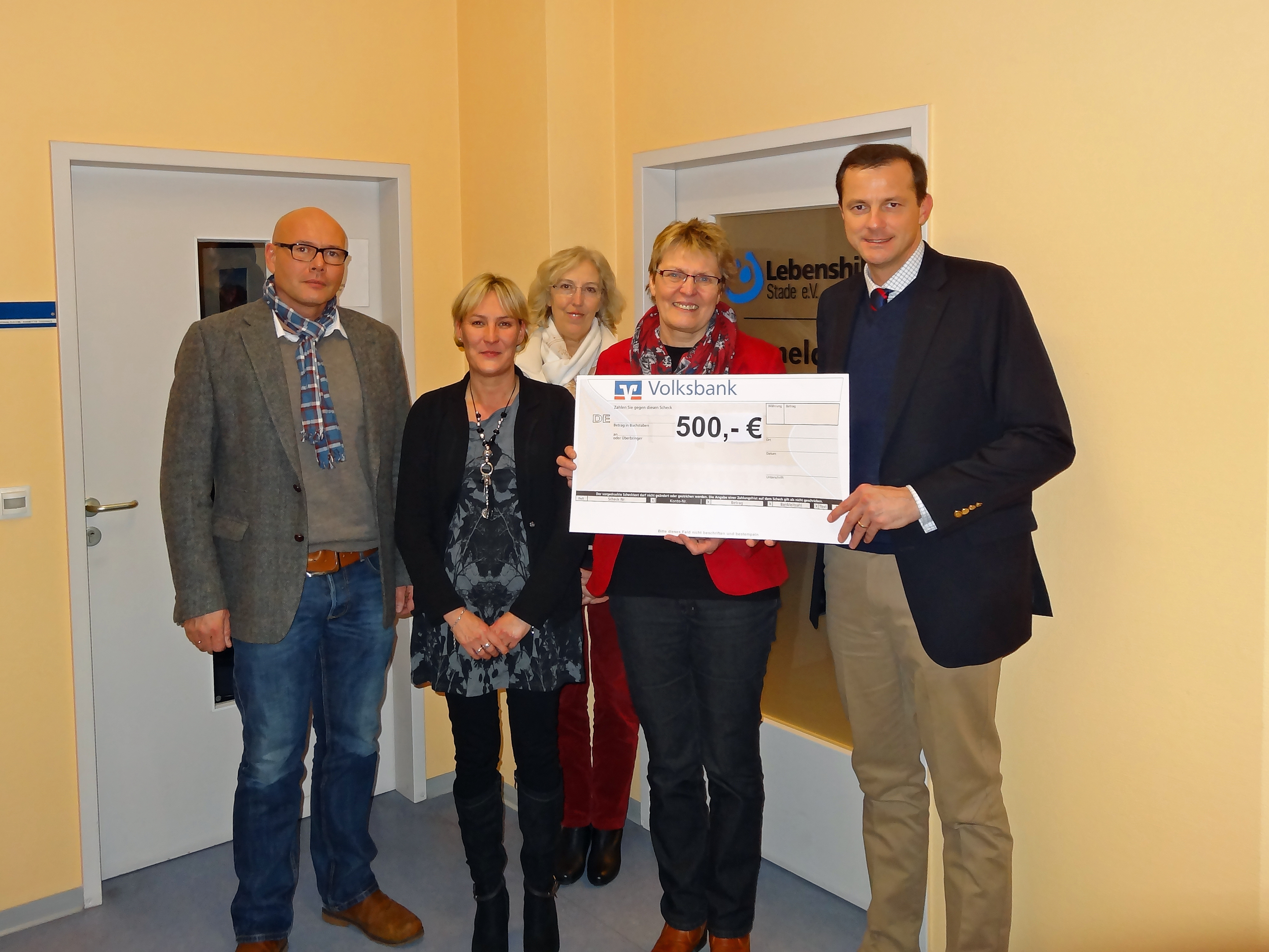 Spendenübergabe bei der Lebenshilfe (v. li.): Björn, Strehl (Kinderreha Strehl), die Lebenshilfe-Mitarbeiterinnen Ilona Fahje und Dörte Zeidler sowie Chefin Gabriele Wartig
Oliver Grundmann