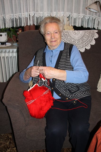Strickt, was das Zeug hält: Erna Kugis, die am 26. Dezember, ihren 100. Geburtstag feiert