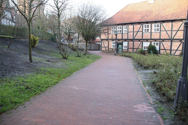 Gehwege und Grünstreifen wurden gründlich von Laub befreit