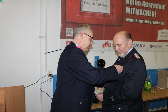 Kreisbrandmeister Peter Winter (li.) verlieh Uwe Pape die Ehrennadel des Kreisfeuerwehrverbands Stade