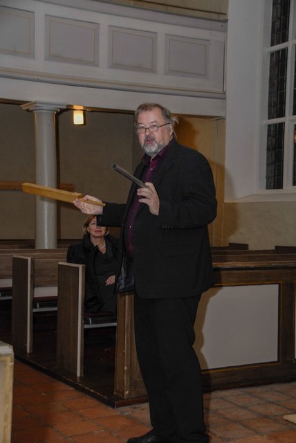 Mit Orgelpfeifen in der Mulsumer Kirche: Martin Böcker, Orgelsachverständiger aus Stade | Foto: Armin Schneider