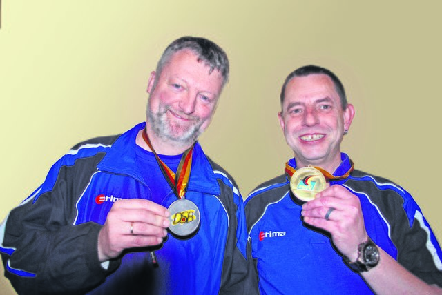 Heiko Knüppel (li.) und Jens Guschmann mit ihren Medaillen