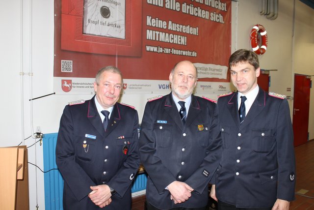 Stadtbrandmeister Klaus-Daniel Ney (re.) mit seinem langjährigen Stellvertreter Uwe Pape und dessen Nachfolger Wilfried Sprekels (li.)