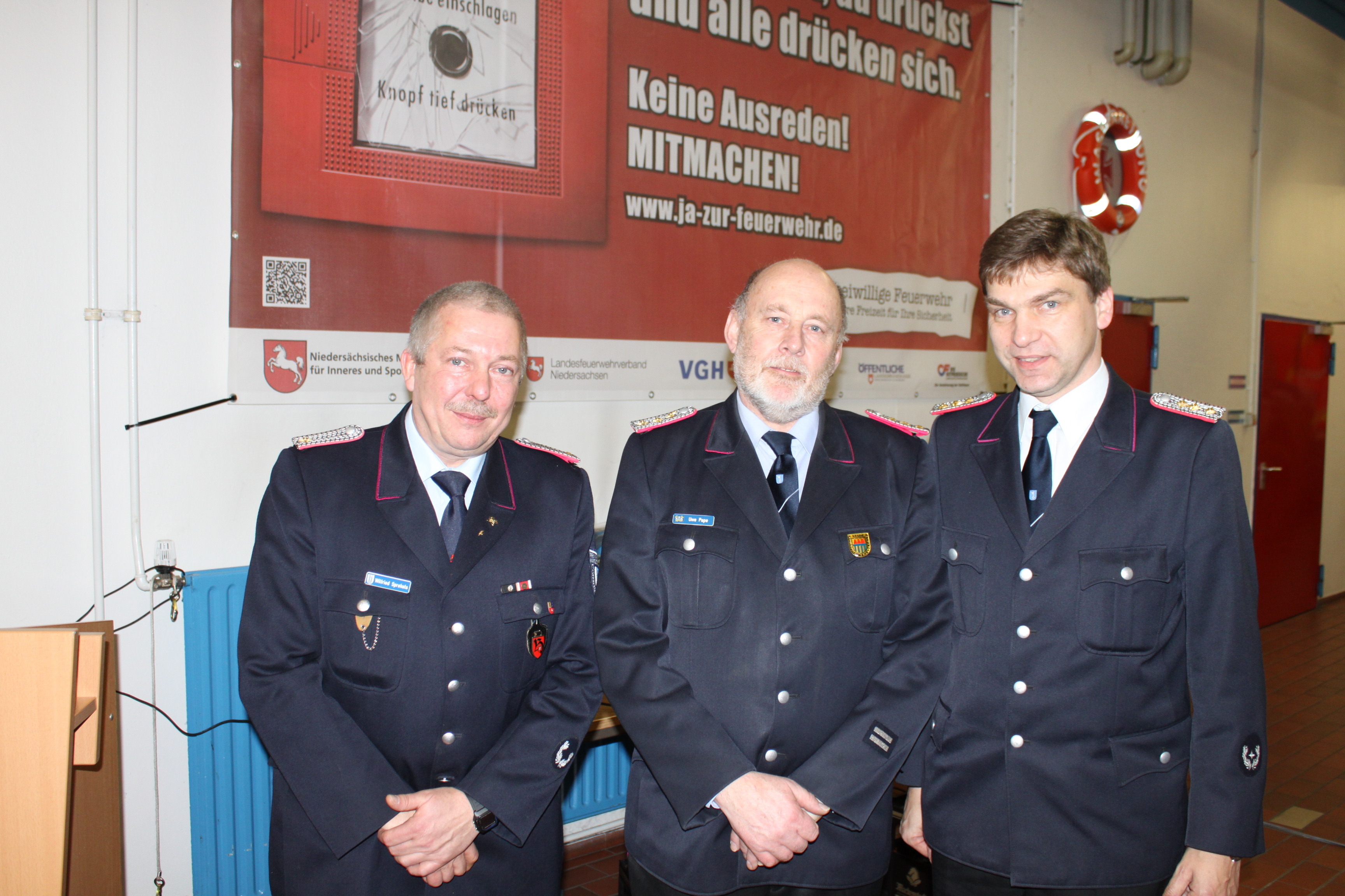 Stadtbrandmeister Klaus-Daniel Ney (re.) mit seinem langjährigen Stellvertreter Uwe Pape und dessen Nachfolger Wilfried Sprekels (li.)