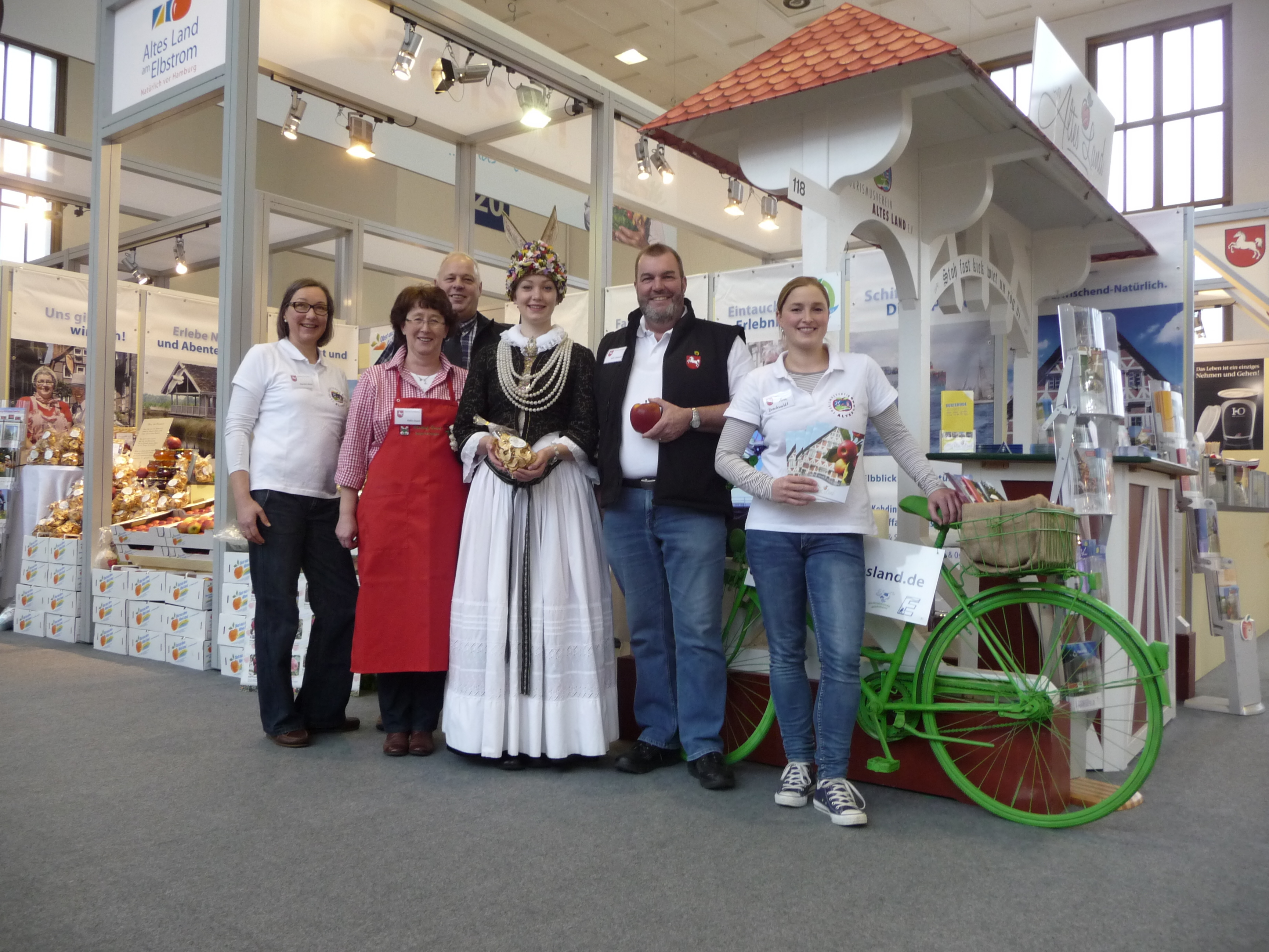 Unser Stand bei der Grünen Woche 2012
v.l.n.r. Kerstin Hintz, Hella und Wolfgang Quast, Blütenkönigin Josefine Hintz, Rolf Lühmann, Ana Breckwoldt
