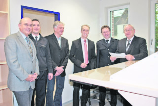 In der neuen Wache (v. li.): Ordnungsamtsleiter Dieter Hellberg, Polizeioberkommissar Torsten Adam, Ex-Polizeichef Karl-Heinz Langner, Samtgemeinderat Stefan Walnsch, Polizeichef Hans-Jürgen Scholz und Samtgemeinde-Bürgermeister Dirk Bostelmann
