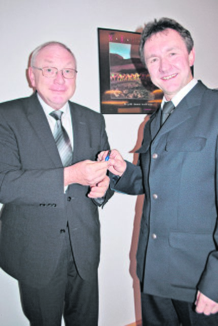 Samtgemeinde-Bürgermeister Dirk Bostelmann übergab den Schlüssel an Polizei-Chef Hans-Jürgen Scholz