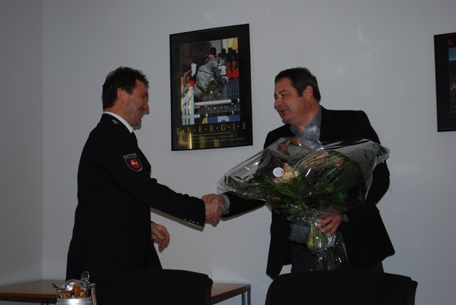 Blumen für Polizei-Chef Hans-Jürgen Scholz von Architekt Martin Menzel vom Architekturbüro "Ellwanger und Menzel" (ehemals Werner Behrens-Architekten)