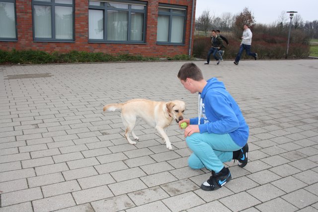 Peter beim Spielen mit Paula