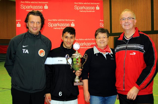 Siegerehrung (v.l.): TSV-Trainer Torsten Altmann und Spielführer Silvano Weiß nahmen Glückwünsche und die glitzernde Trophäe von Sparkassen-Filialleiterin Angelika Morgen und Sparkassen-Marketing-Chef Wilfried Wiegel entgegen