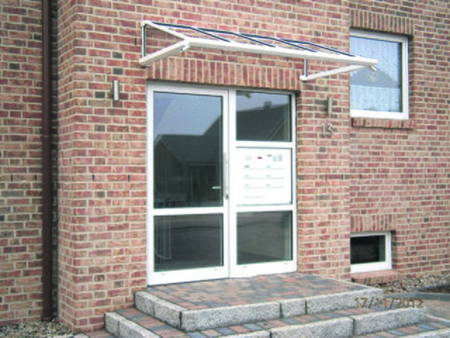 Nenndorf: Mehrfamilienhaus - 
Neubau - Aluminium- Haustüranlage mit Briefkastenanlage 
und Vordach | Foto: Bebatherm