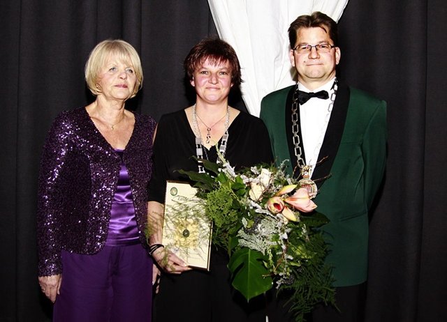 Die neue Landesdamenkönigin Monika Senf (Mitte) mit den Gratulanten Irmgard Lenge (stellvertretende Landesdamenleiterin) und Schützenpräsident Lars Bathke