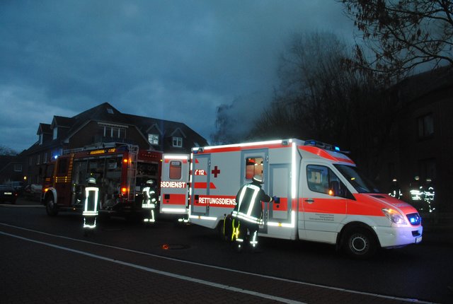 Der lebensgefährlich verletzte Bewohner (59) wird im Rettungswagen versorgt.
