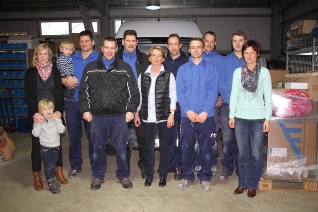 Das Team und die Familien freuen sich, dass Kai Butty die Firma von seinem Vater übernommen hat (v. li.): Sabrina, Tim, Ben und Kai Butty, Marcel Wittge, Kurt und Christine Butty, Dirk Mahnke, Tim Cordes, Benjamin Kruse, Christian Henning und Mirella Dahl