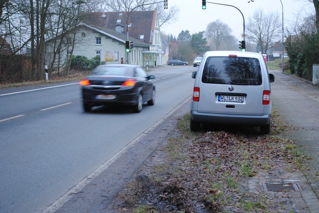 Obwohl der Caddy auffällig am Straßenrand steht, werden viele Raser erwischt