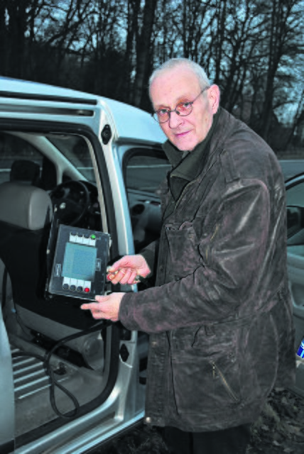 Norbert Ewald macht das Radargerät einsatzbereit