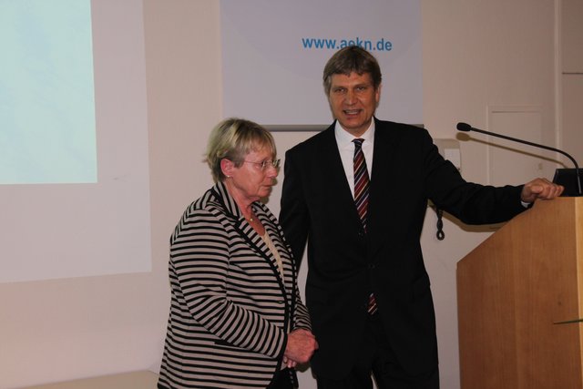 Dr. Stephan Brune, Vorsitzender des Bezirksausschusses der Kassenärztlichen Vereinigung Niedersachsen, ehrte die Kinderärztin Dr. Erika Hussmann aus Drochtersen für ihre 40-jährige Tätigkeit in der Kehdinger Gemeinde