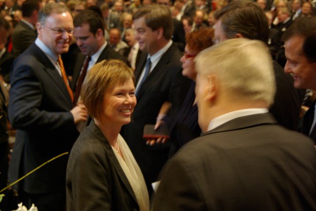 Begrüßung (hinten, v. li.): Stephan Weil mit Staatssekretär Enak Ferlemann, Stades Bürgermeisterin Silvia Nieber und Bundestagsabgeordneter Oliver Grundmann (re.)