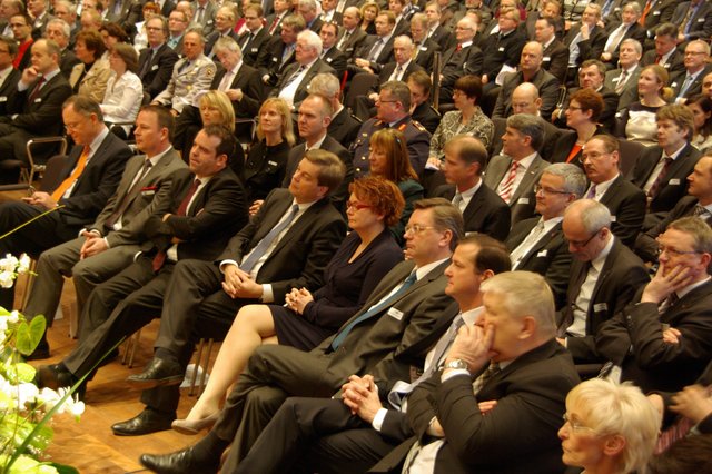 Prominenz aus Bundes- und Landtag in der ersten Reihe