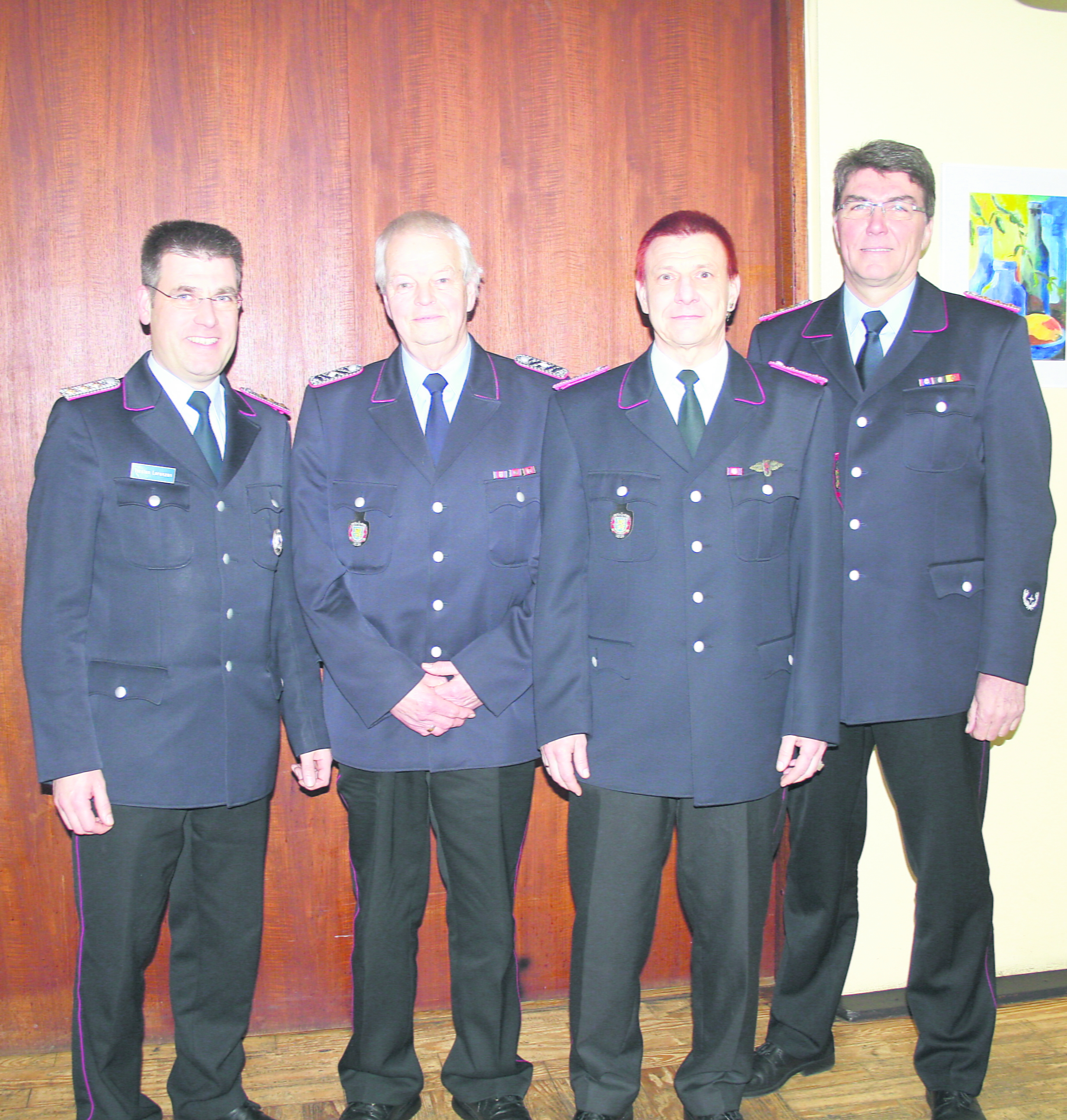 Geehrte und Gratulanten (v. li.): Vize-Abschnittsleiter Torsten Lorenzen, Claus Reimers, Joachim Dahlke und Stadtbrandmeister Helmut Kuntze