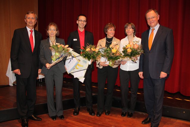 Lothar Geißler (li.) und Stephan Weil (re.) gratulieren den Lehrern des Jahres (v. li.): Marion Blattner, Nils-Christian Schwarz, Andrea Wardin und Marion Meyer | Foto: IHK
