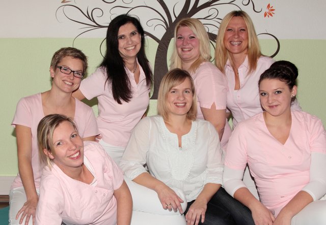 Hebamme Angela Wulff (Mitte) mit Dr. Stefanie Denker (links dahinter) und ihrem fröhlichen Praxisteam | Foto: Lühmann