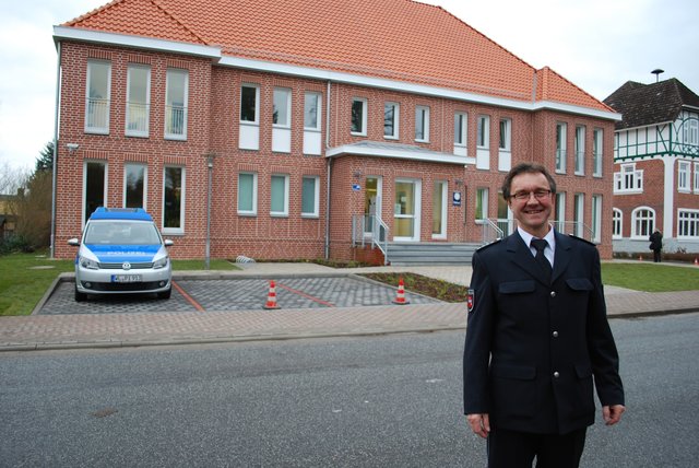 Tostedts Polizeichef Hans-Jürgen Scholz vor dem neuen Polizei-Anbau