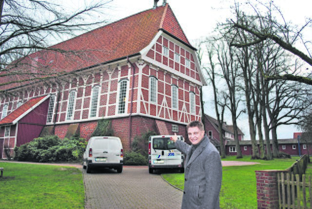 "Wir sind sehr dankbar für die große Unterstützung bei diesem Projekt": der Pattensener Pastor Carsten Stock präsentiert stolz den "neuen" Kirchengiebel