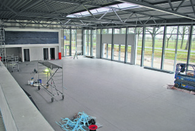 Blick in die Ausstellungshalle des VW-Autohauses