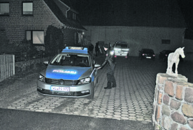 Die Polizei am Donnerstagabend auf dem Reiterhof in Marxen. Hier ist es zu der Tat gekommen