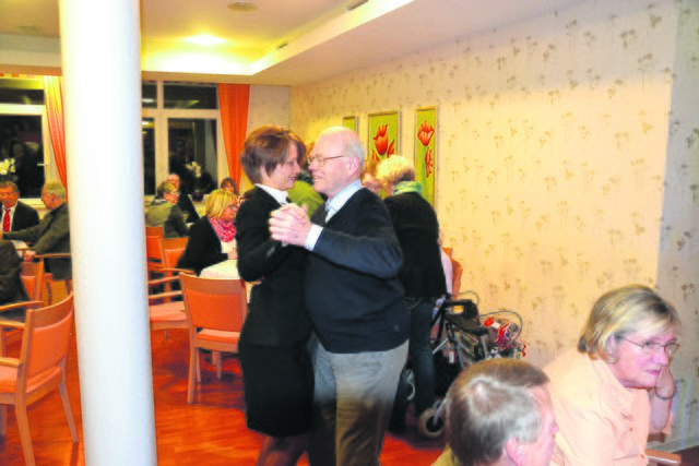 Als flotte Unterhaltungsmusik gespielt wurde, ließ es sich so mancher Bewohner nicht nehmen, auch ein Tänzchen zu wagen