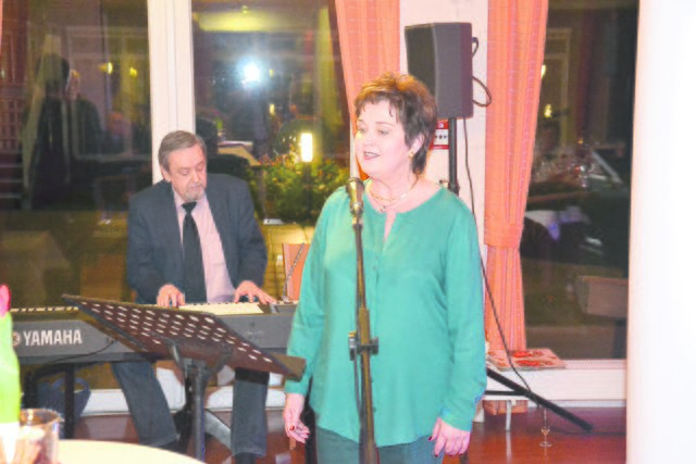 Helgrid und Willi Neumann unterhielten die Gäste mit Gesang und Klavierbegleitung