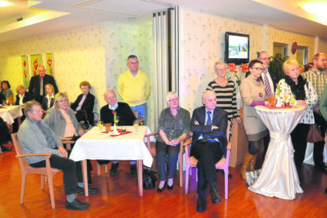 Die Besucher lauschten der Ansprache der Direktorin Andrea Buro