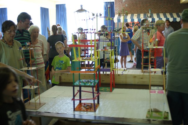 Ausstellung statischer Modelle, die junge "Studenten" der "Kinder-Uni" gebaut haben | Foto: oh