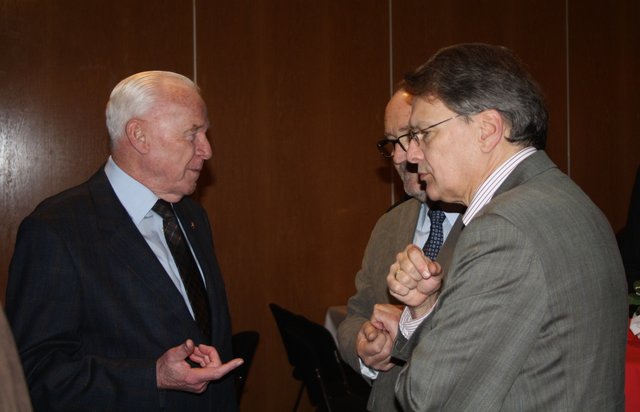 Gern gesehener Gast: Seevetals Ehrenbürger Hermann Maack (li.) im Gespräch mit Dirk ter Horst (re.), Leiter des Ordnungsamtes