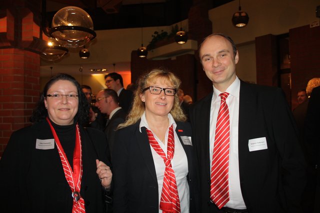 Ulrike Seifert (Mitte), 1. Vorsitzende des Handels- und Gewerbevereins Maschen, Hörsten und Horst mit ihren Kollegen Silke Trautvetter und Stephan Tiedemann von der Sparkasse Harburg Buxtehude